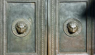 Aachener Dom, Bronzeportal mit Löwenköpfen